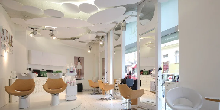 Salón je moderní a vzdušný.
