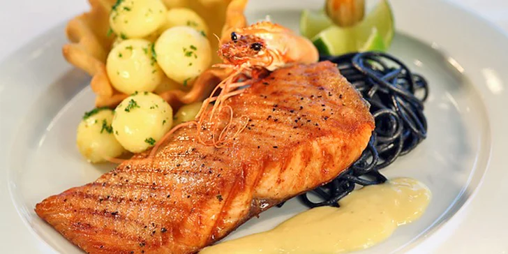 Večere sa podávajú formou bufetu alebo trojchodového servírovaného menu.