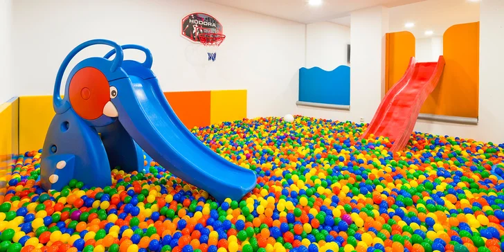 Milovníci zábavy si určite pôjdu zahrať stolný futbal alebo stolný tenis. Súčasťou hotela je aj herňa a detské ihrisko.