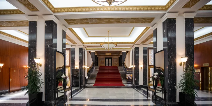 Centrální foyer zdobí přírodní kámen, dřevo, lustry z českého křišťálu, tapisérie i kamenné intarzie.