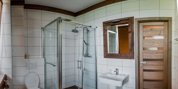 K dispozícii je samostatná kúpeľňa so sprchovým kútom, toaletou a zrkadlom. 