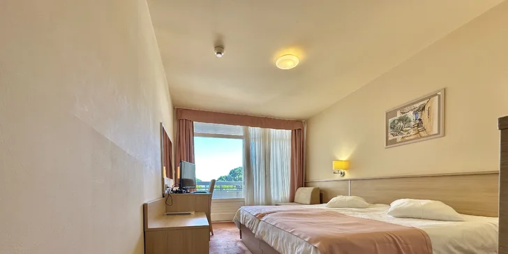 Pokoje jsou klimatizované a patří k nim balkon. 