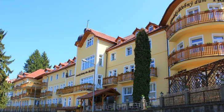 Lázeňský dům Praha stojí v Pražské čtvrti Luhačovických lázní.