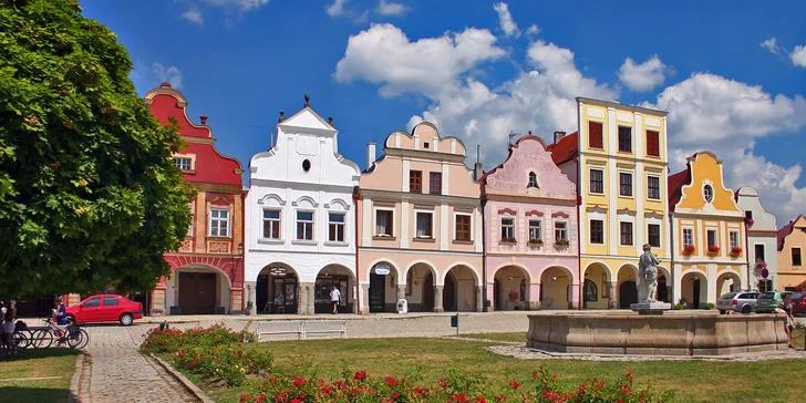 Hotel stojí pouze 5 minut chůze od náměstí a zámku.