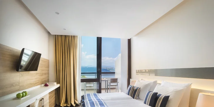 Premium má větší postel (200 × 200 cm) a je prostornější (nemá možnost přistýlky a balkon).