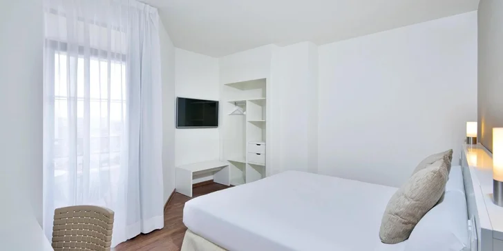 Ubytujete se v moderně vybaveném pokoji, kde hraje hlavní roli balkon či terasa s výhledem na moře.

