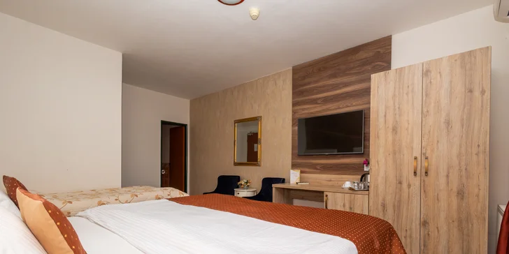 V ponuke je dvojlôžková izba s možnosťou jednej prístelky, vďaka čomu je vhodná pre dvojice aj trojicu hostí.