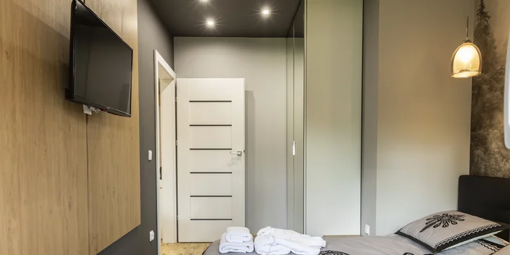 Spálňa má tiež TV s plochou obrazovkou. Apartmán Goralski Szyl.