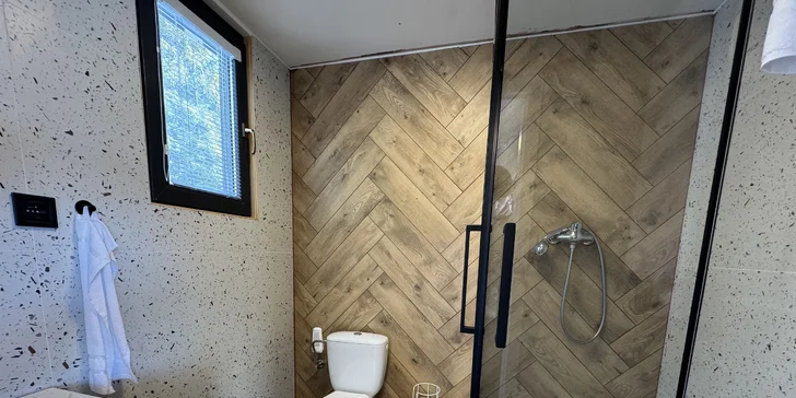 Nechybí ani koupelna se sprchou a WC.