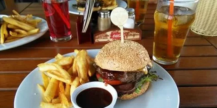 Dva mexické 150g hovězí burgery a dva půllitry napěněného pivka