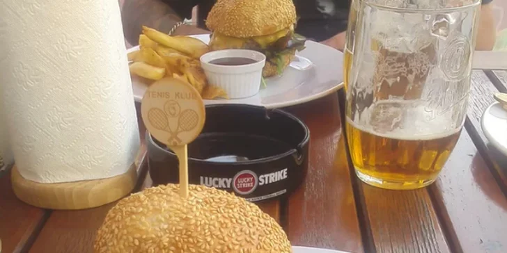Dva mexické 150g hovězí burgery a dva půllitry napěněného pivka