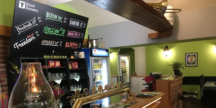 Masová hostina pro 4 osoby: Kilo řízků, tatarák a hranolky U Bizona