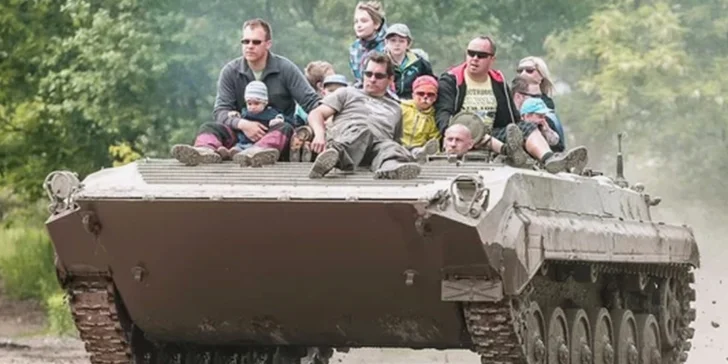 Obrněná jednohubka nebo Den malého tankisty