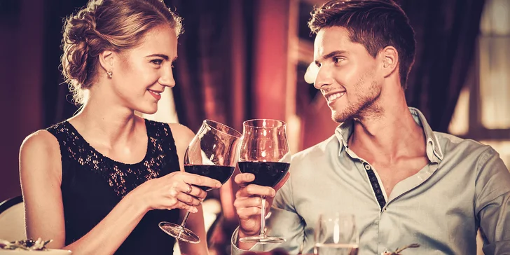 Romantický večer s lahvinkou španělského vína a delikátními sýry