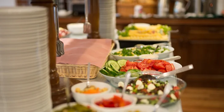 Hotelová restaurace se zaměřuje na jídla polské i mezinárodní kuchyně.