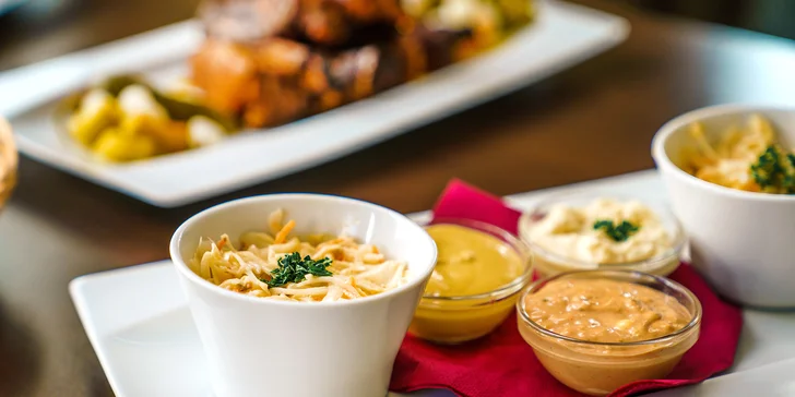 Posezení začnete u delikátní škvarkové pomazánky, kterou na stole záhy vystřídá salát Coleslaw. 