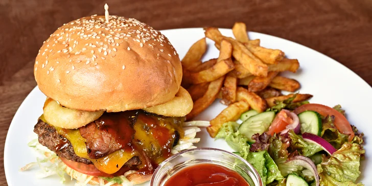Výborný šťavnatý burger v domácí housce: Ukojí chuť a zažene hlad