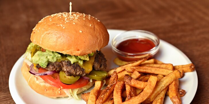 Výborný šťavnatý burger v domácí housce: Ukojí chuť a zažene hlad