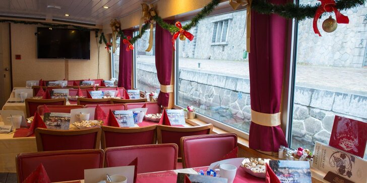 Adventní plavby po Vltavě s vánočním cukrovím a koledami i rautem