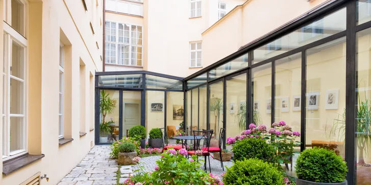 Hotel sídlí v historické budově z 15. století. 