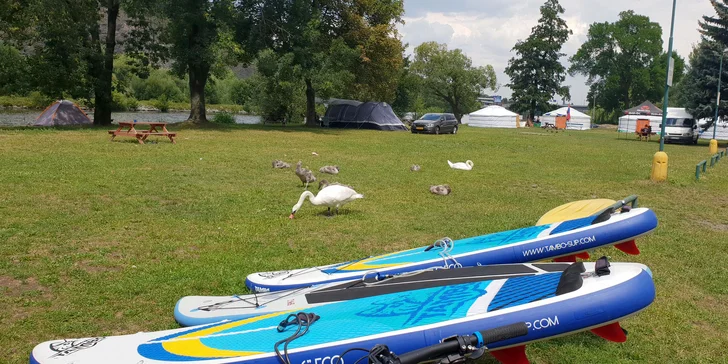 Ve dvou se to lépe pádluje – vyrazte tak s parťákem a brázděte vody společně. 