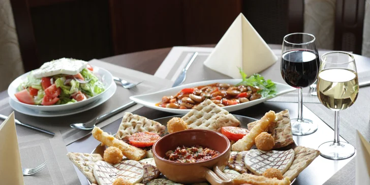 Řecké sýrové plato obsahuje třeba sýr Halloumi, domácí sýrové krokety nebo grilovaný lilek zapečený se sýrem feta.