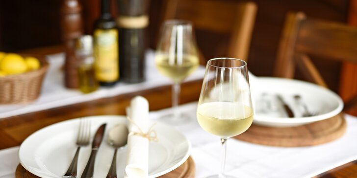 Hostina ve středomořském stylu - grilované mořské filety se sklenkou vína