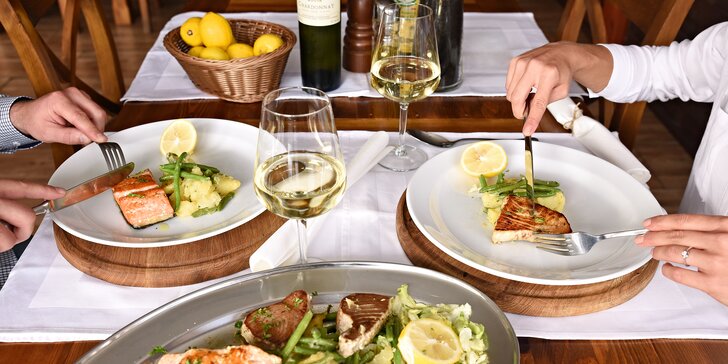 Hostina ve středomořském stylu - grilované mořské filety se sklenkou vína