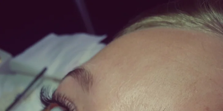 Prodloužení řas metodou řasa na řasu luxusními Glamour lashes