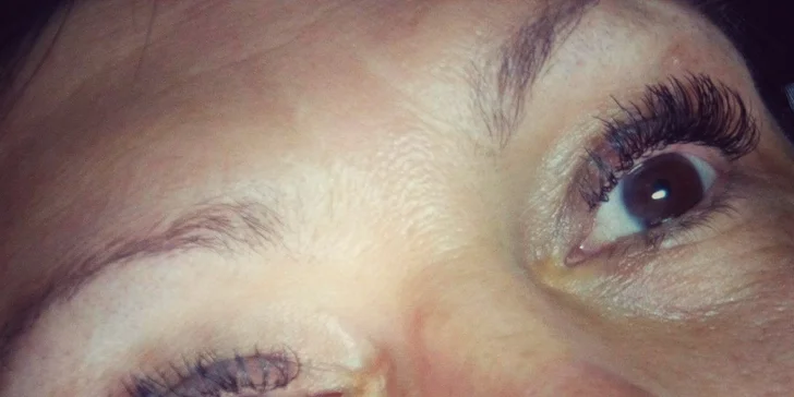 Prodloužení a zhuštění řas metodou řasa na řasu luxusními Glamour lashes