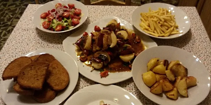 Gurmánské menu: vepřové špízy, tatarák, přílohy i salát pro 4 osoby