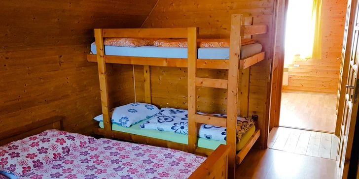 Chata je dvoupodlažní. V každém patře jsou pokoje a skříně na oblečení.