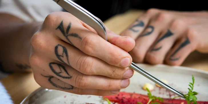 Poznejte nové chutě - famózní degustační menu pro 2 osoby v Černé růži