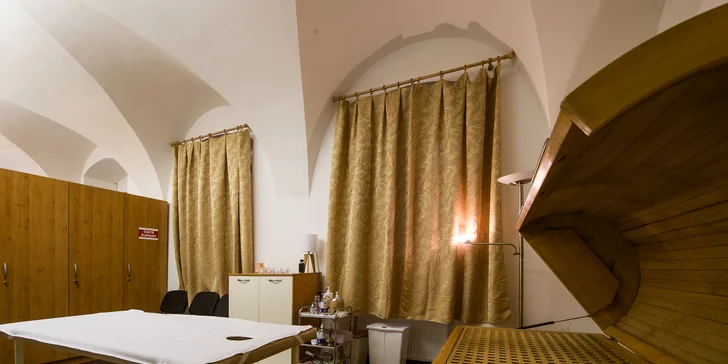 Procedúra prebieha v príjemnom prostredí, kde si klient môže užiť relaxáciu a úľavu od každodenného napätia.
