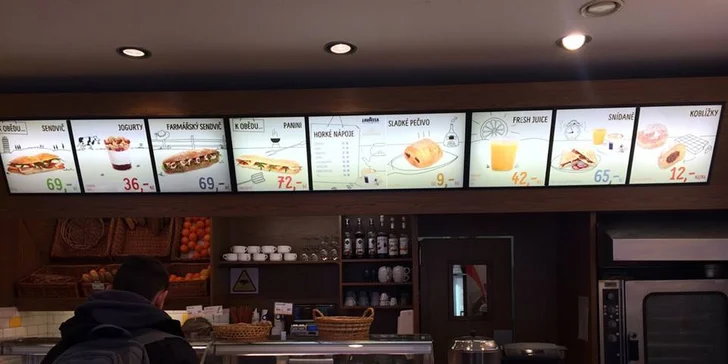 Croissant s ovocnou náplní a pudinkem a šálek kávy