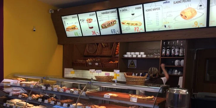 Croissant s ovocnou náplní a pudinkem a šálek kávy