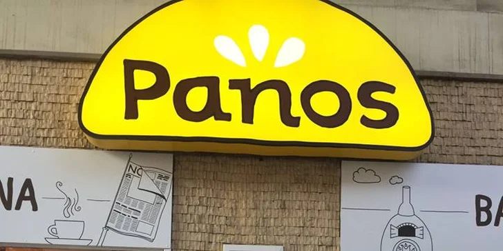 Croissant s ovocnou náplní a pudinkem a šálek kávy