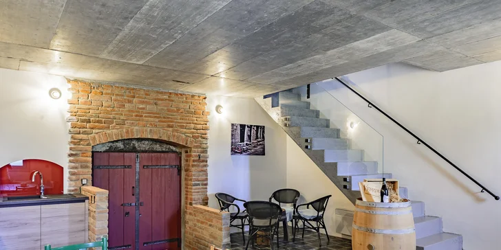 Součástí apartmánu je také vinný sklípek. 
