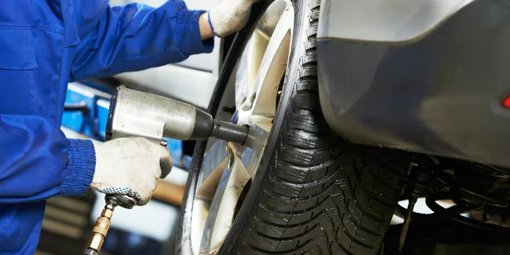 Zimní prohlídka automobilu s kompletním přezutím kol