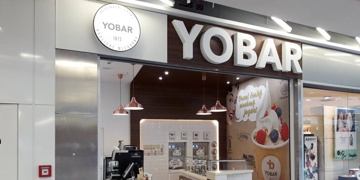 Káva nebo čokoláda a jogurtový dezert s müsli v oblíbeném Yobaru