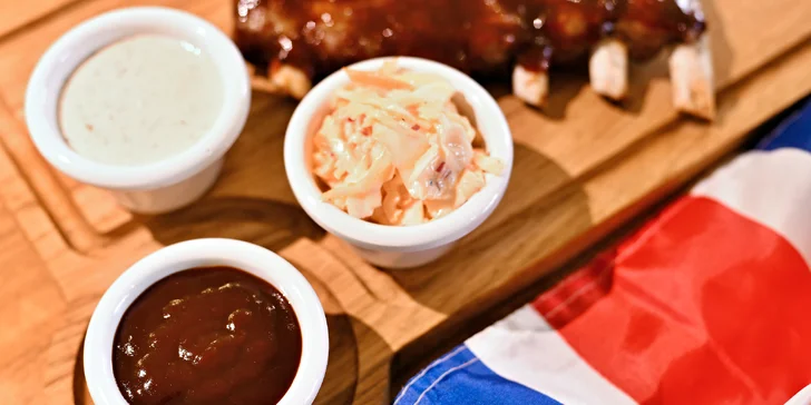 K žebrům se podává salát coleslaw a hranolky.