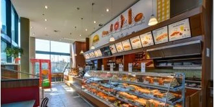 Croissant s ovocnou náplní a pudinkem a šálek kávy