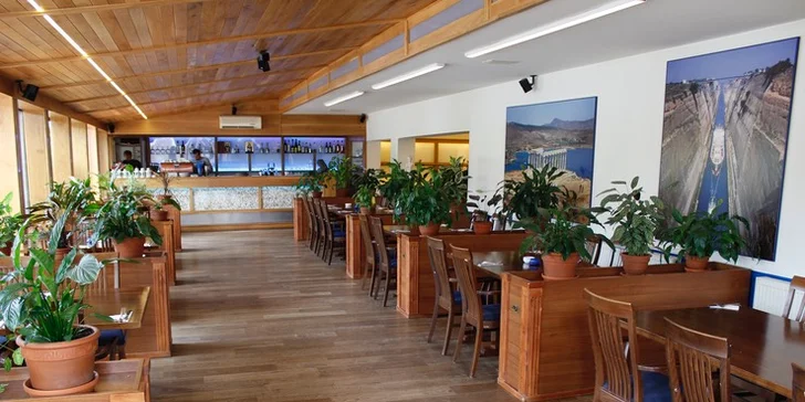 Tradiční řecké menu s předkrmem, mísou plnou masa, tzatziki a dezertem