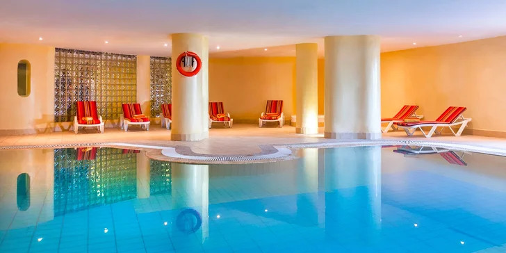 Hotel disponuje dvěma bazény, jeden z nich je krytý.