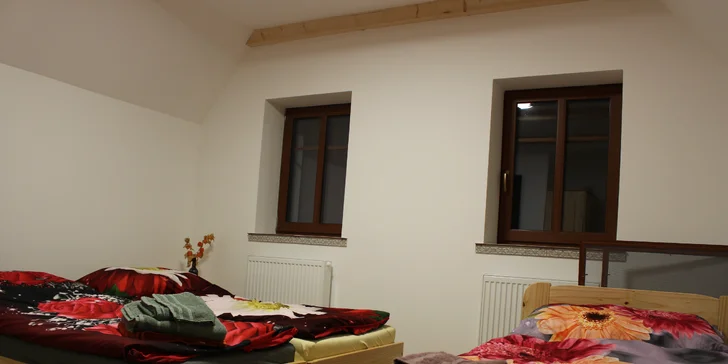 Jejich součástí je příslušný počet lůžek a šatní skříň.