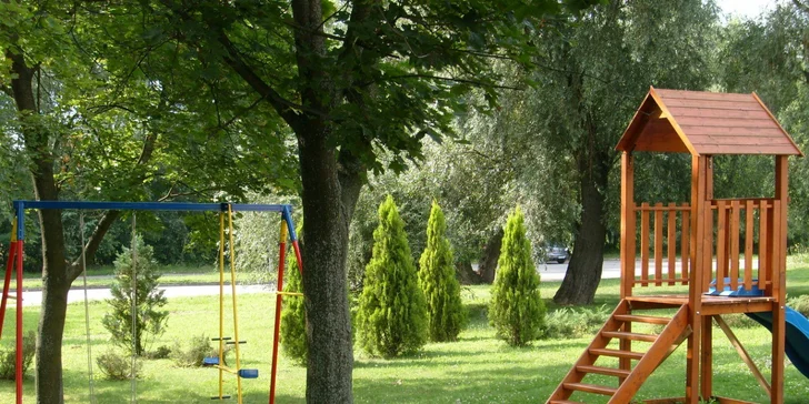 Vo vonkajšom areáli hotela je ihrisko s hojdačkami a šmýkačkou. 