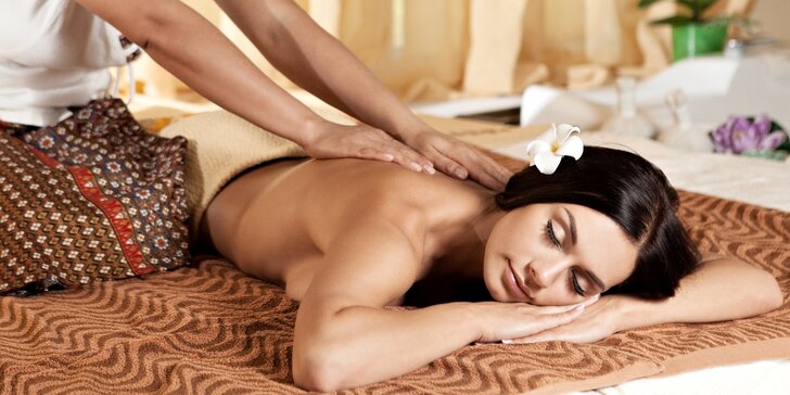 Olejová terapeutická thajská masáž prováděna asijskou masérkou