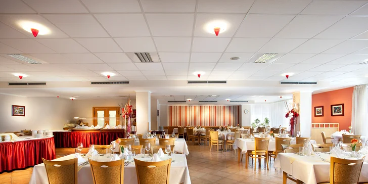V hotelové restauraci se podávají snídaně i večeře. Vše formou bufetu.