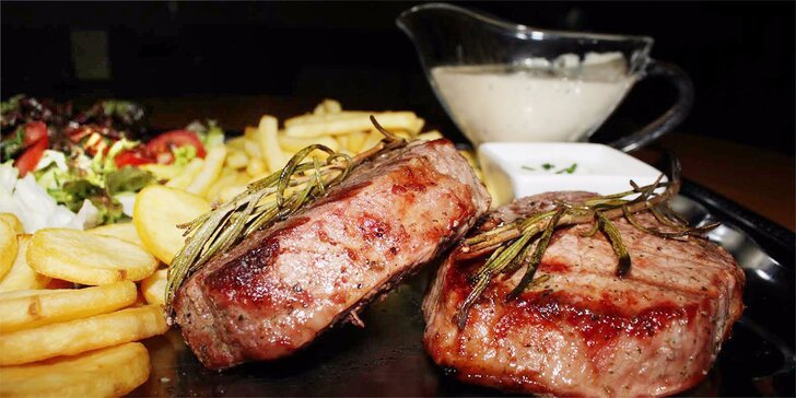 Dva rump steaky s pepřovou omáčkou, přílohou a zeleninovým salátem