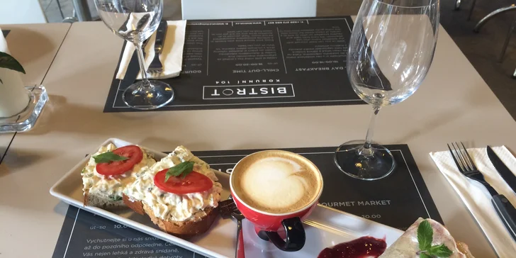 Snídaně či svačinka v Bistrotu - chléb s pomazánkou, palačinka a teplý nápoj